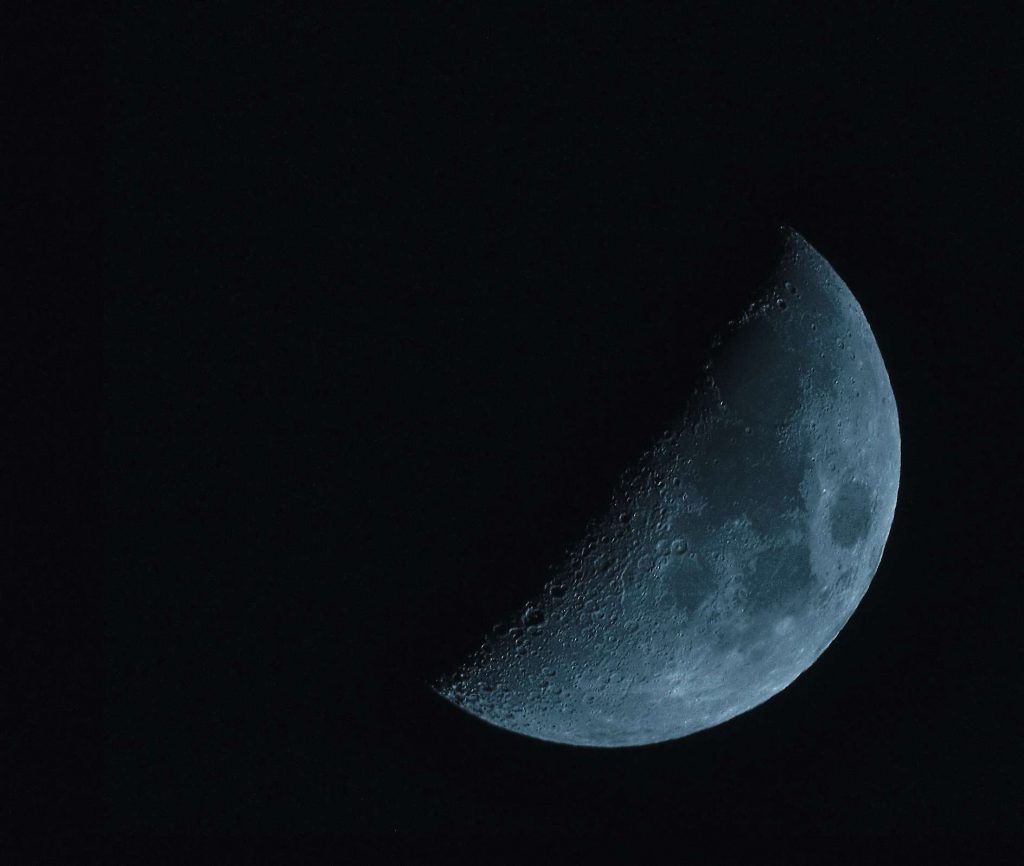 Mond mit starkem Teleobjektiv aufgenommen